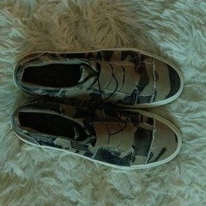 Blowfish camo sneakers  size 8
